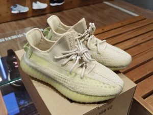 YEEZY350V2 亚洲限定配色，独特的 Primeknit 编织鞋面，舒适透气，辨识度极高