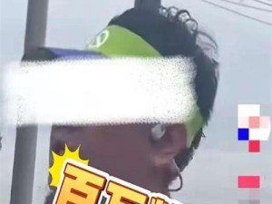 续写公交车上的故事 300 字：小伙好心让座，老人感动不已，从包里拿出一盒保健品送给小伙