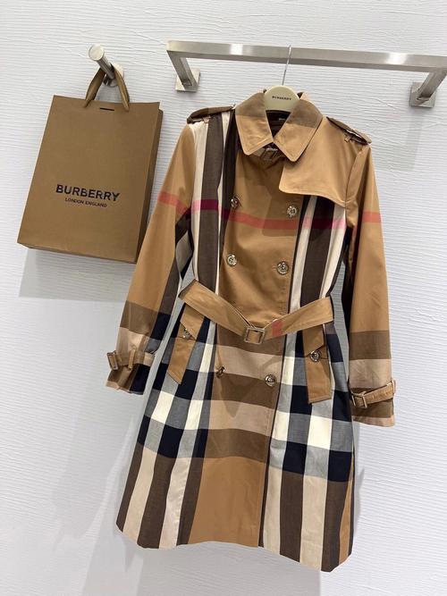 BURBERRY 经典格纹风衣，尽显英伦优雅风尚，BURBERRY 中文免费版带给你更多精彩