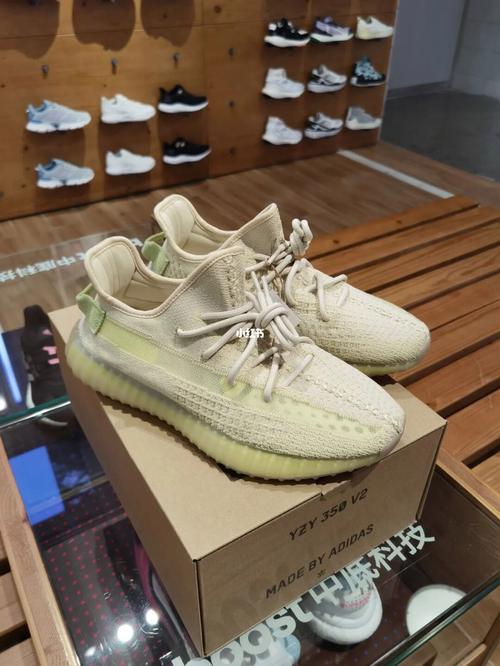 YEEZY350V2 亚洲限定配色，独特的 Primeknit 编织鞋面，舒适透气，辨识度极高